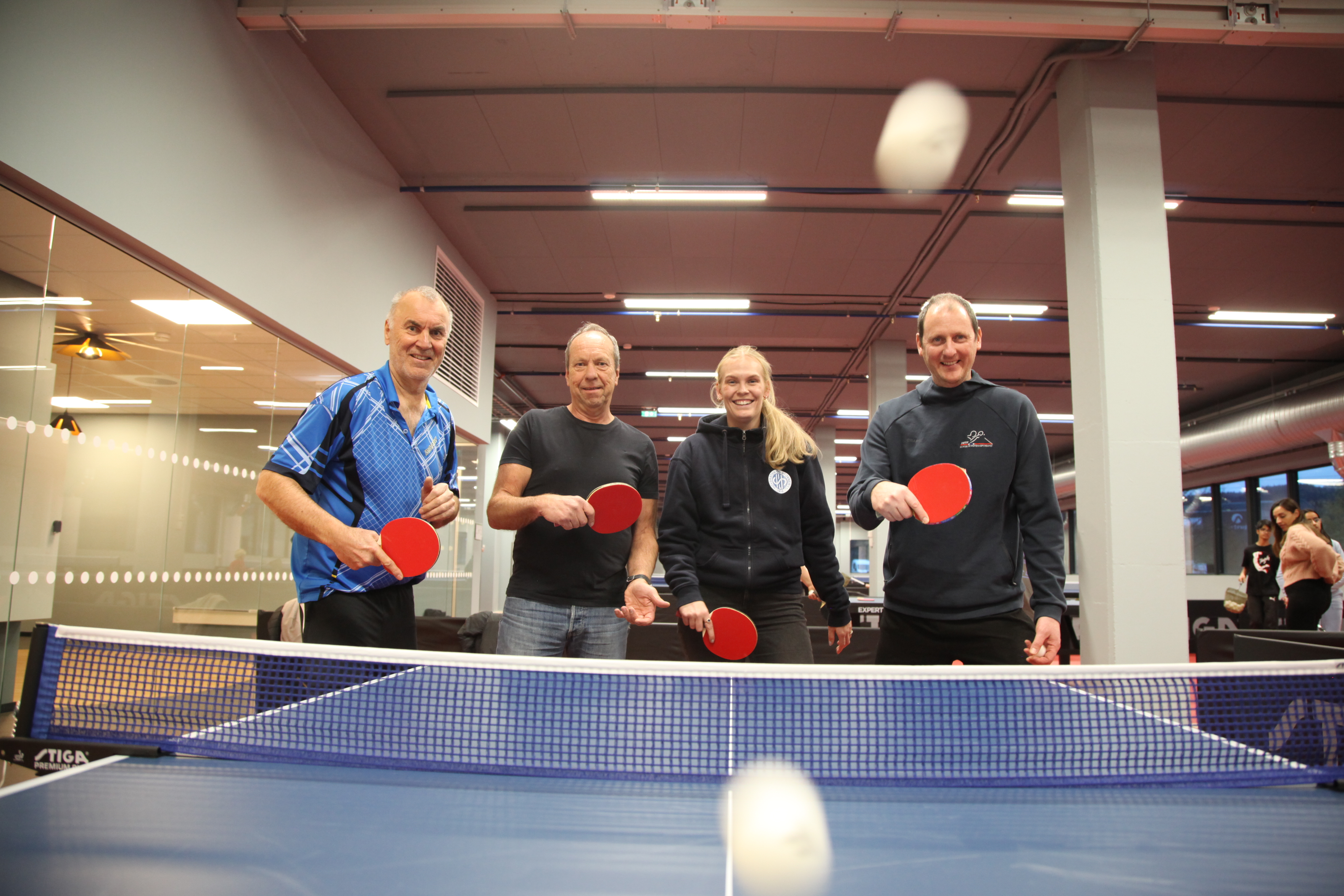 GLAD FOR Å VÆRE I GANG:  Egil Hauge (styremedlem i Norges Bordtennisforbund), Jon Schmidt (leder i HSIL), Emilie Ødegård (prosjektmedarbeider i HSIL) og Gundars Rusis (landslagstrener i Norges Bordtennisforbund) er alle glade for å være i gang med bordtennis i Idrettens Hus Nordbyen.