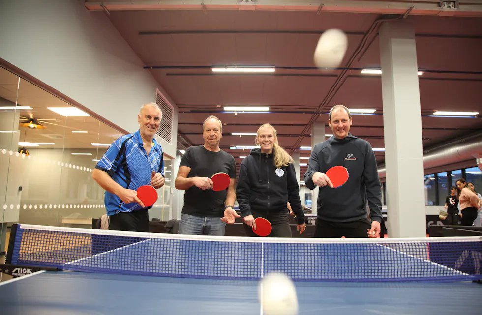 GLAD FOR Å VÆRE I GANG: Egil Hauge (styremedlem i Norges Bordtennisforbund), Jon Schmidt (leder i HSIL), Emilie Ødegård (prosjektmedarbeider i HSIL) og Gundars Rusis (landslagstrener i Norges Bordtennisforbund) er alle glade for å være i gang med bordtennis i Idrettens Hus Nordbyen.