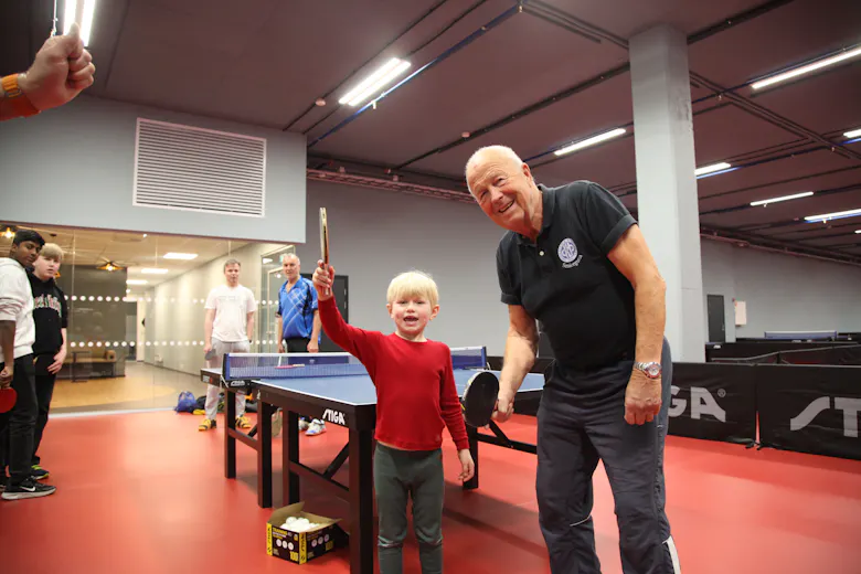 FOR ALLE: Alder er ingen hindring for å drive med bordtennis i HSIL. Verken den ene eller andre veien. Her med Magnus (5) og Morten Pettersen (76).