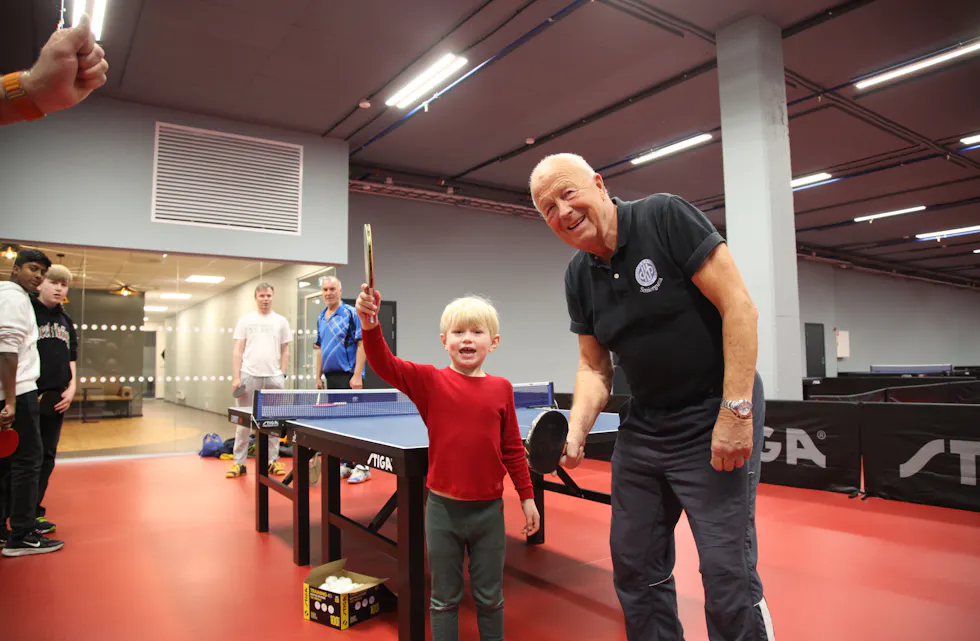 FOR ALLE: Alder er ingen hindring for å drive med bordtennis i HSIL. Verken den ene eller andre veien. Her med Magnus (5) og Morten Pettersen (76).
