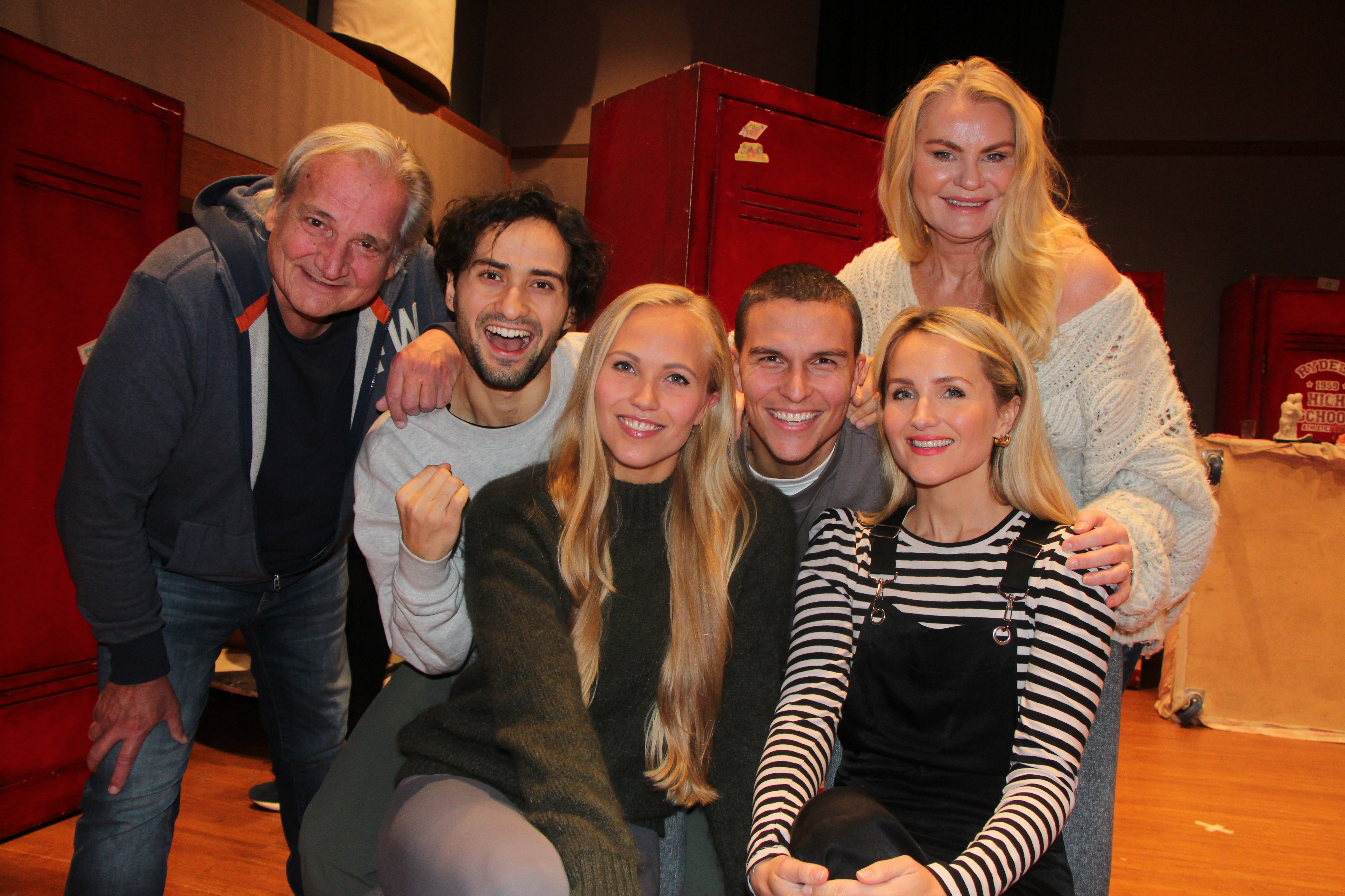 SENTRALE: Et stjernespekket besetning toppes med Grorud-søstrene Charlotte og Martine Brænna. I bakgrunnen Tom Sterri, Cengiz Al, Atle Pettersen og Mia Gundersen.


