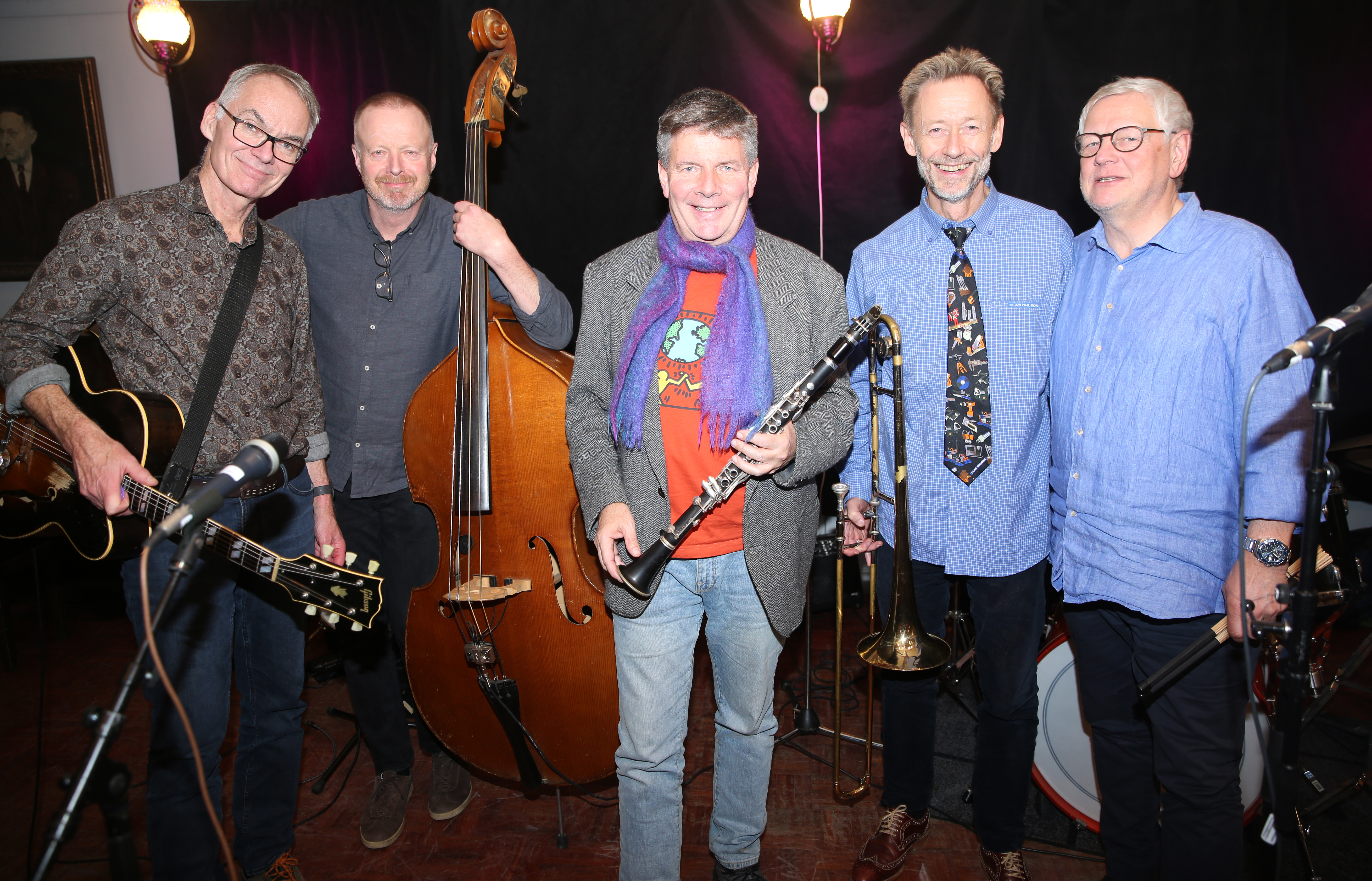 SUPRE JAZZGUTTER: De kom, så og spilte jazz så taket løftet seg nok en gang på Vardeheim. Caledonia Jazzband med Eyvind Ellingsen (f v), Christian Frank, Carl Petter Opsahl, Eystein Husebye og Bjørn Olufsen.