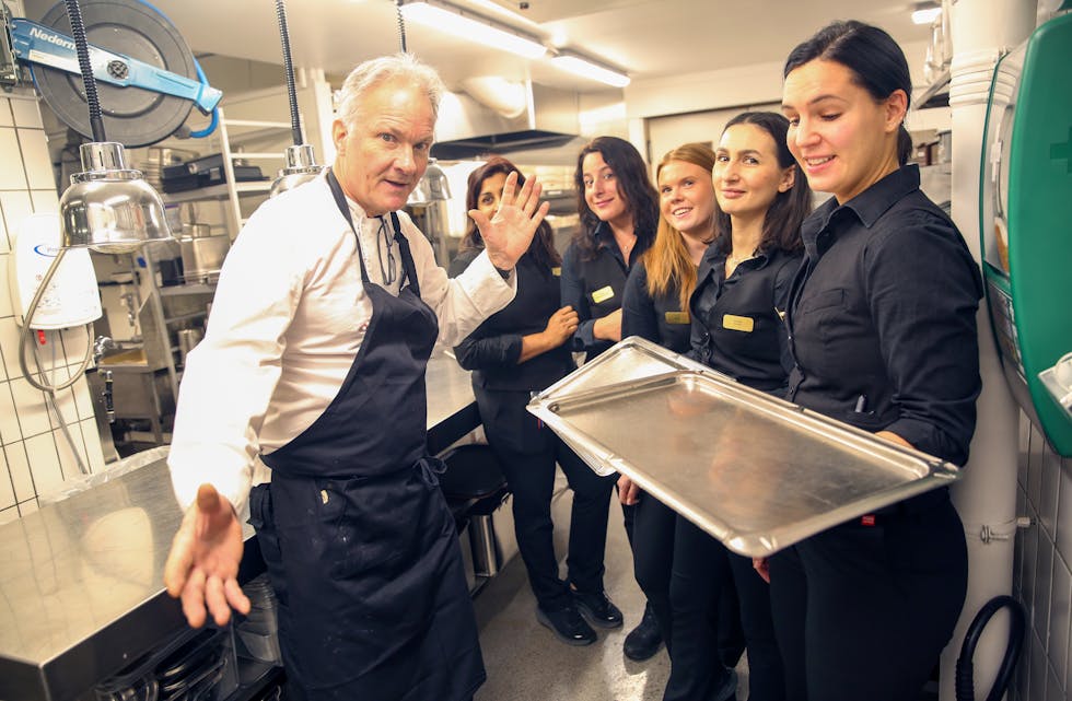 LIKBLEK MESTERKOKK: Det oppsto latter, forvirring og forundring blant servitørene Kalpana (f.v.), Maria, Isabel, Cristina og Miroslava, da mesterkokk og lutefiskekspert Reinhard Küttel ville at Akers Avis Groruddalen skulle gjenskape hans verste mareritt på kjøkkenet til Thon Hotel Linne i form av et bilde.