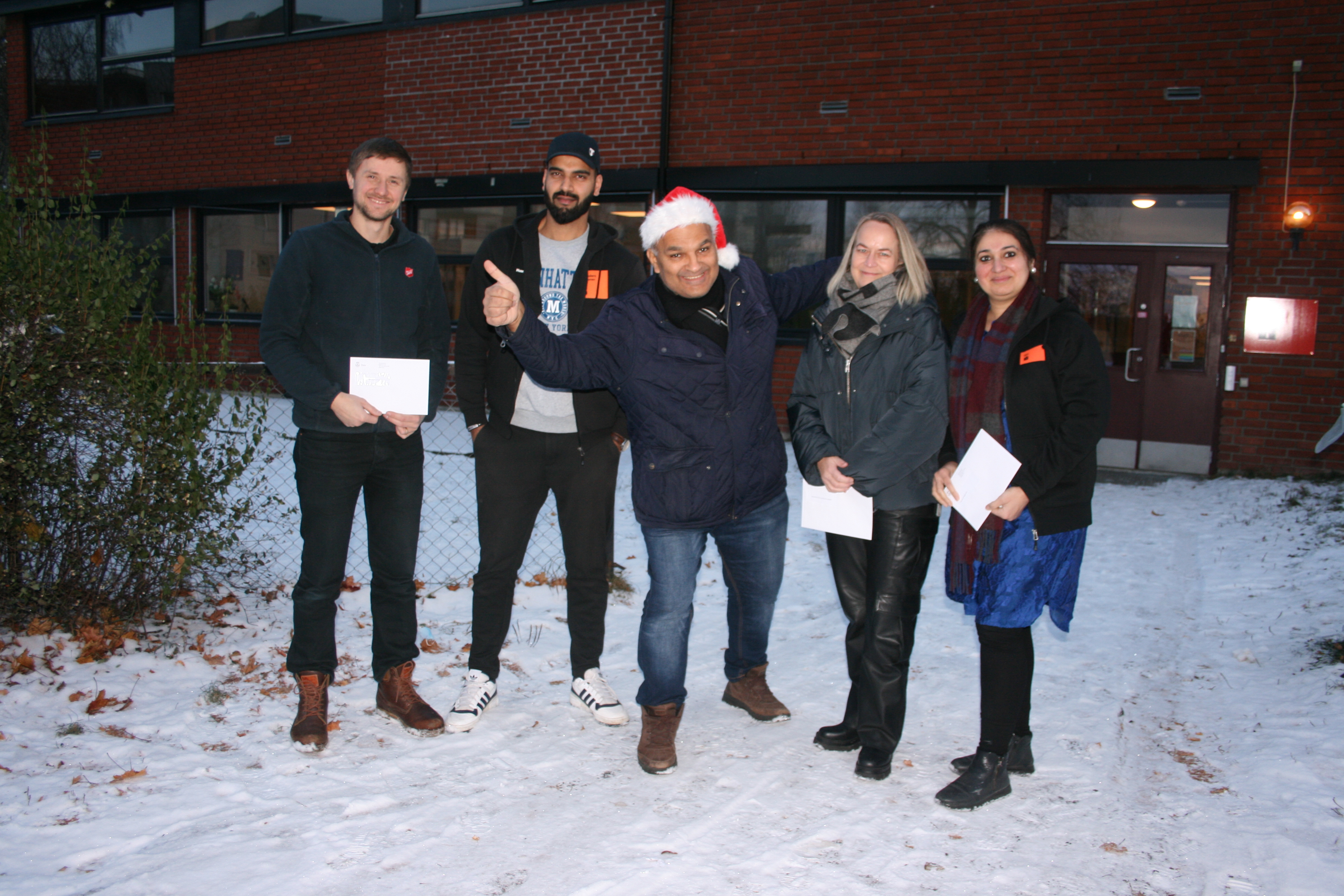 JULEGAVE FRA BYDELSNISSEN: Det blir jul også i år, kan Andreas Welander i Frelsesarmeen (f.v.), Husnain Ashad i Stovner Leaderz, BU-leder Rashid Nawaz (Ap), Anett Jørgensen fra menigheten og Sadia Aamir i Kirkens Bymisjon slå fast.