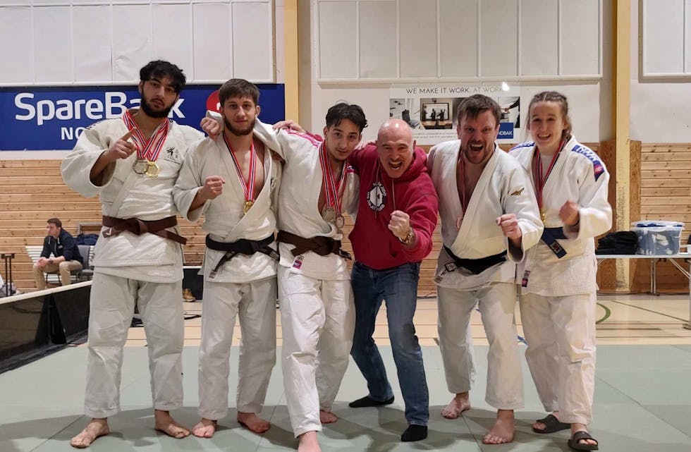 GJORDE SEG BEMERKET: Norsk judo og jiu-jitsu klubb deltok iå NM i helgen og sanket blant annet tre gullmedaljer. Her med Rohil Noor (f.v), Mansur Abubakarov, Mosa Soslangireev, lagleder Stephan Röhrl, Bård Nesbø Skreien og Rikke Folkvord.