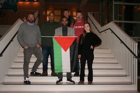 JA TIL FLAGGING: Arbeiderpartiet ønsker å vise solidaritet med palestinerne 29. november. Her med Anders Røberg Larsen (Ap, bak f.v.), Rashid Nawaz (Ap), Bjørn Strøm (Ap, BU-leder i Bydel Østensjø), Abdullah Alsabeegh (Ap), Lars Erik Fuglesang (Ap) og Mari Morken (Ap).
