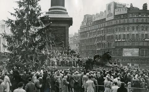 300 LYS: Det første norske juletreet som ble satt opp på Trafalgar Square i 1947 ble dekket med hele 300 lys. Foto: Fra arkivet etter Landslaget for reiseliv i Norge. 