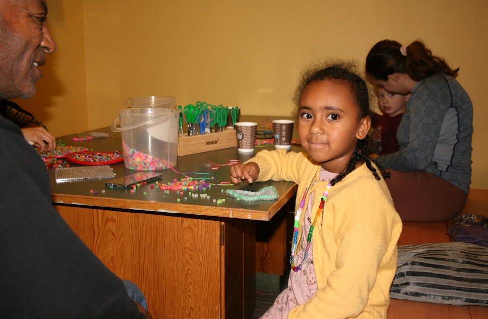 SOMMERFUGL: Miriam (4) var i full gang med å lage en sommerfugl av turkise, hvite og rosa perler. Den skal henge i vinduet hjemme, sier hun.