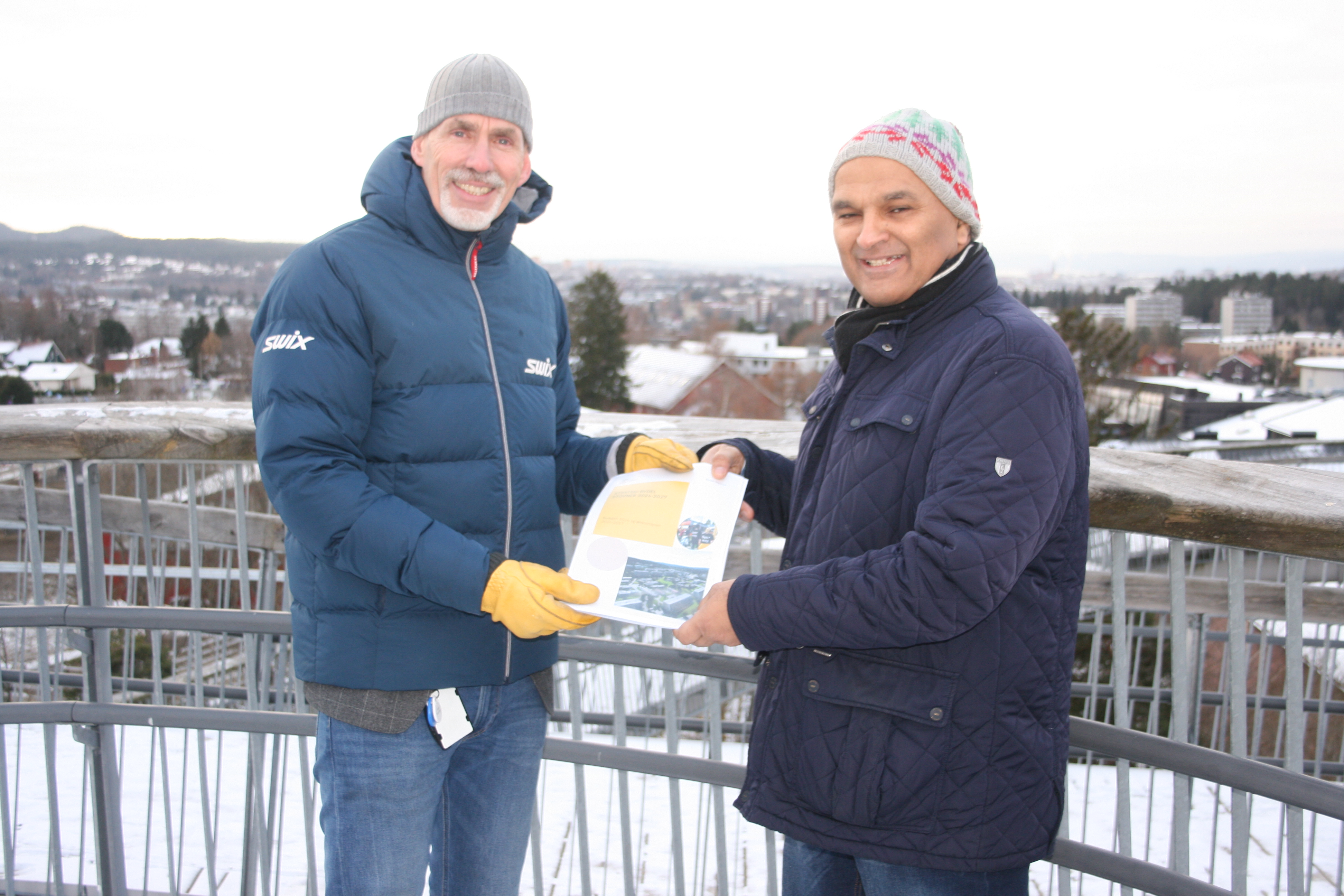 BUDSJETTFORSLAGET ER KLART: Konstituert bydelsdirektør Tore M. Andresen (t.v.) kunne torsdag offisielt overrekke budsjettet for 2024 til Rashid Nawaz (Ap).