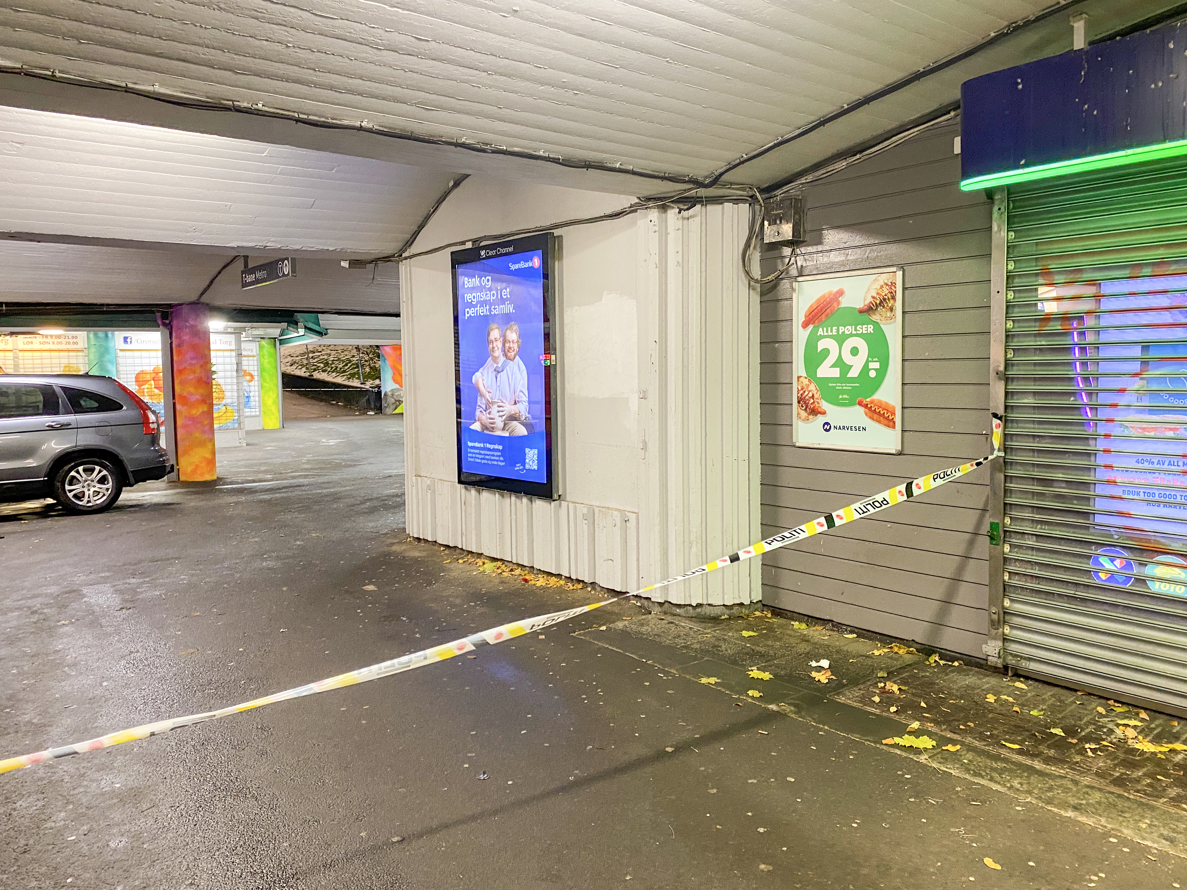 Det er usikkert hvor selve hendelsen skjedde fredag kveld, da en ung gutt ble knivstukket på Grorud. Politiet har sperret av et område også ned mot t-banestasjonen. Han ble funnet oppe ved busstasjonen.