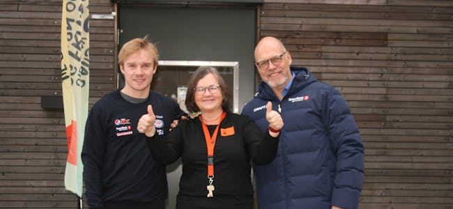 KJEMPEFORNØYDE: Tobias Johansen Breivold (f.v.), Live Bjørge og Henning Wold er storfornøyde etter at det ble klart at det er Skattkammeret som får premien fra månedens ishockey-spiller i Vålerenga.