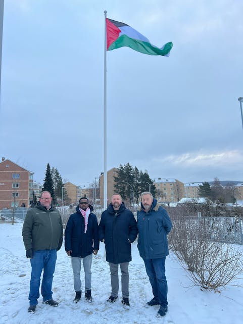 VISTE STØTTE: 29. november er den internasjonale dagen for solidaritet med det palestinske folk, og det ble også markert i Groruddalen på Grorud med bydelens politikere. Her med Grorud Arbeiderparti: Christian Lindblom (f.v), Abdihamid Husein, Anders Røberg-Larsen og Frode Englund.