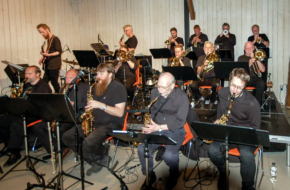 SPILLER OPP: Romsås storband tar med seg vokalistene Carl Ferdinand og Helle Aase og spiller opp til konsert på Bånkall gård tirsdag kveld. Der blir det både norske og engelskspråklige julesanger i ny og gammel drakt. Det er gratis inngang.