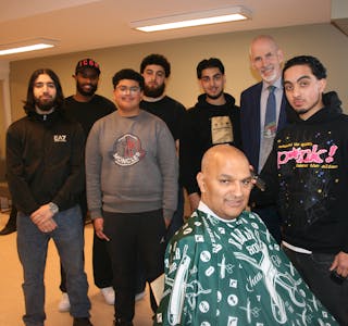 BLI FIN PÅ HÅRET: BU-leder Rashid Nawaz (Ap, foran) håper at ungdommene som nå har startet egen barbershop på Jobbsenteret får det travelt på onsdagene fremover. Da er denne gjengen klare for å sikre at både hår og skjegg ser best mulig ut.
