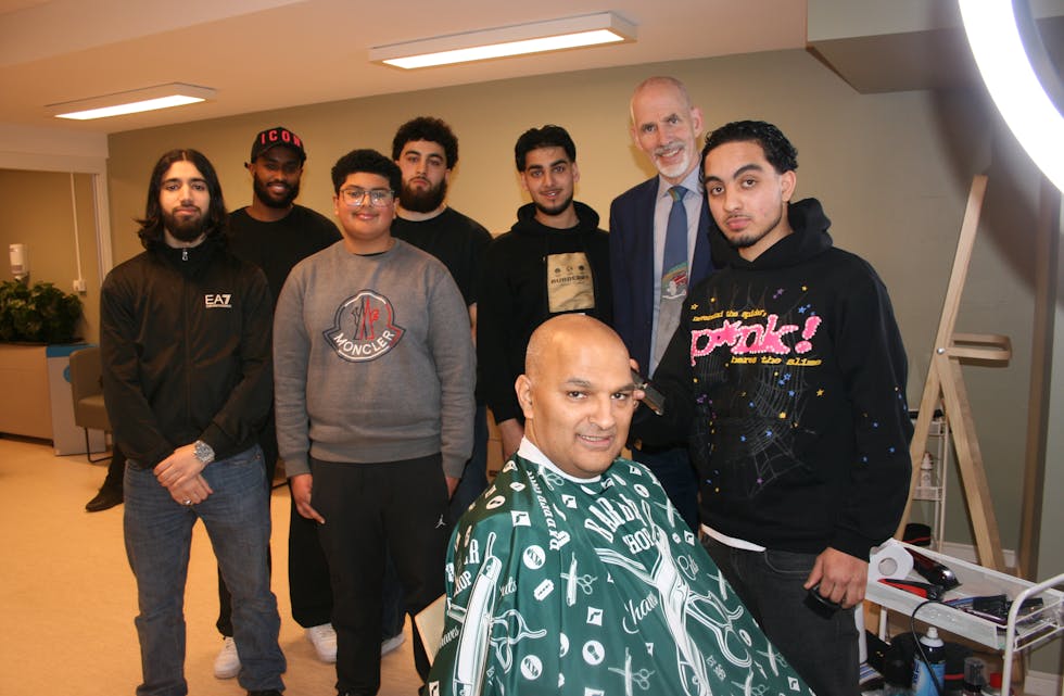 BLI FIN PÅ HÅRET: BU-leder Rashid Nawaz (Ap, foran) håper at ungdommene som nå har startet egen barbershop på Jobbsenteret får det travelt på onsdagene fremover. Da er denne gjengen klare for å sikre at både hår og skjegg ser best mulig ut.
