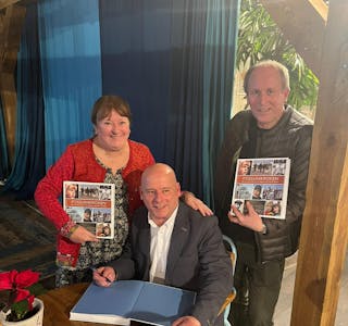 STOLTE SØSKEN: Knut Kraft (i midten) signerer bøker mens søster Mona Kraft og bror Ole Bjørn Kraft står stolte ved siden av. Dette er en stor dag for hele søskengjengen Kraft.