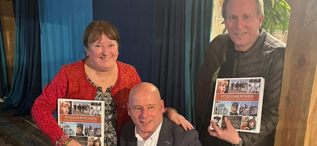 STOLTE SØSKEN: Knut Kraft (i midten) signerer bøker mens søster Mona Kraft og bror Ole Bjørn Kraft står stolte ved siden av. Dette er en stor dag for hele søskengjengen Kraft.