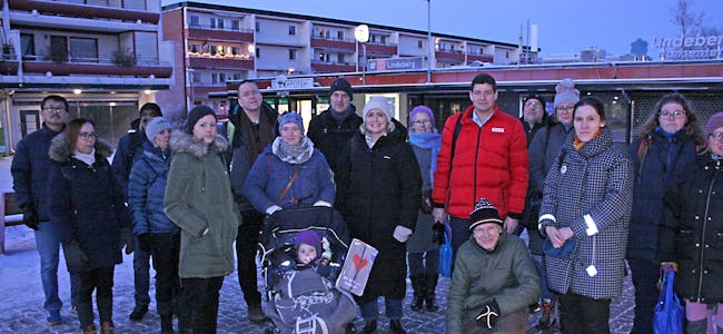 PROTESTGRUPPE: I desember møtte en stor gruppe naboer opp på Lindeberg for å vise sin misnøye med de nye bussrutene. I midten byråd Marit Vea (V).