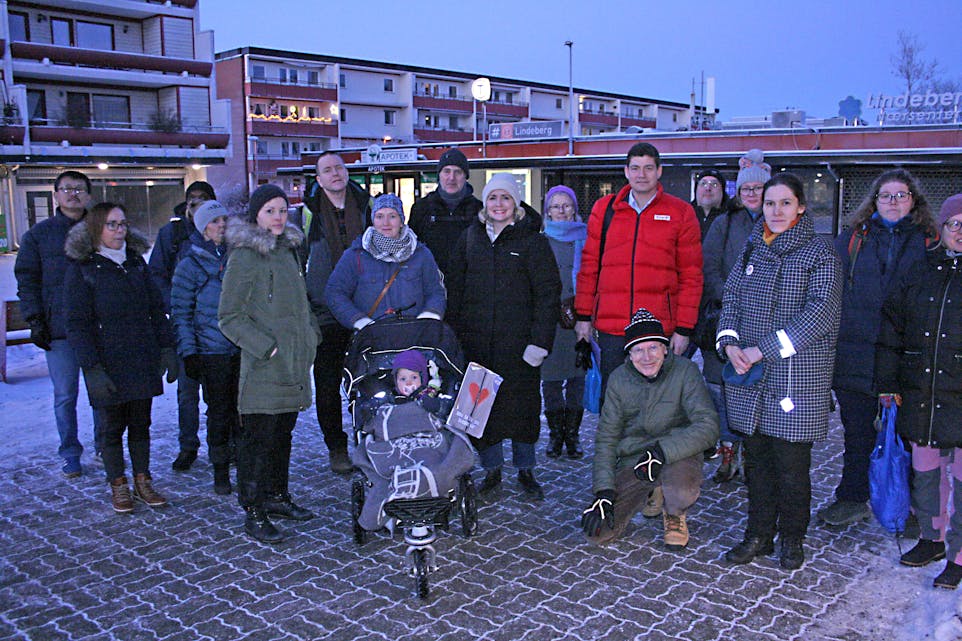PROTESTGRUPPE: I desember møtte en stor gruppe naboer opp på Lindeberg for å vise sin misnøye med de nye bussrutene. I midten byråd Marit Vea (V).