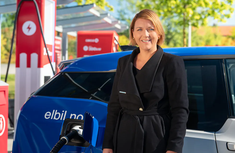 JUBLER: Christina BU i Elbilforeningen er strålende fornøyd med at det etableres stadig flere hurtigladere. (Foto: Jamieson Pothecary).