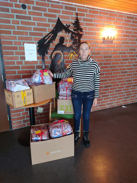 KOMMER PÅ PLASS: Sanitetsforeningene har allerede rukket å kjøpe inn mange julegaver. Her med diakon i Ellingsrud og Furuset menighet, Cate-Helen Andersen.