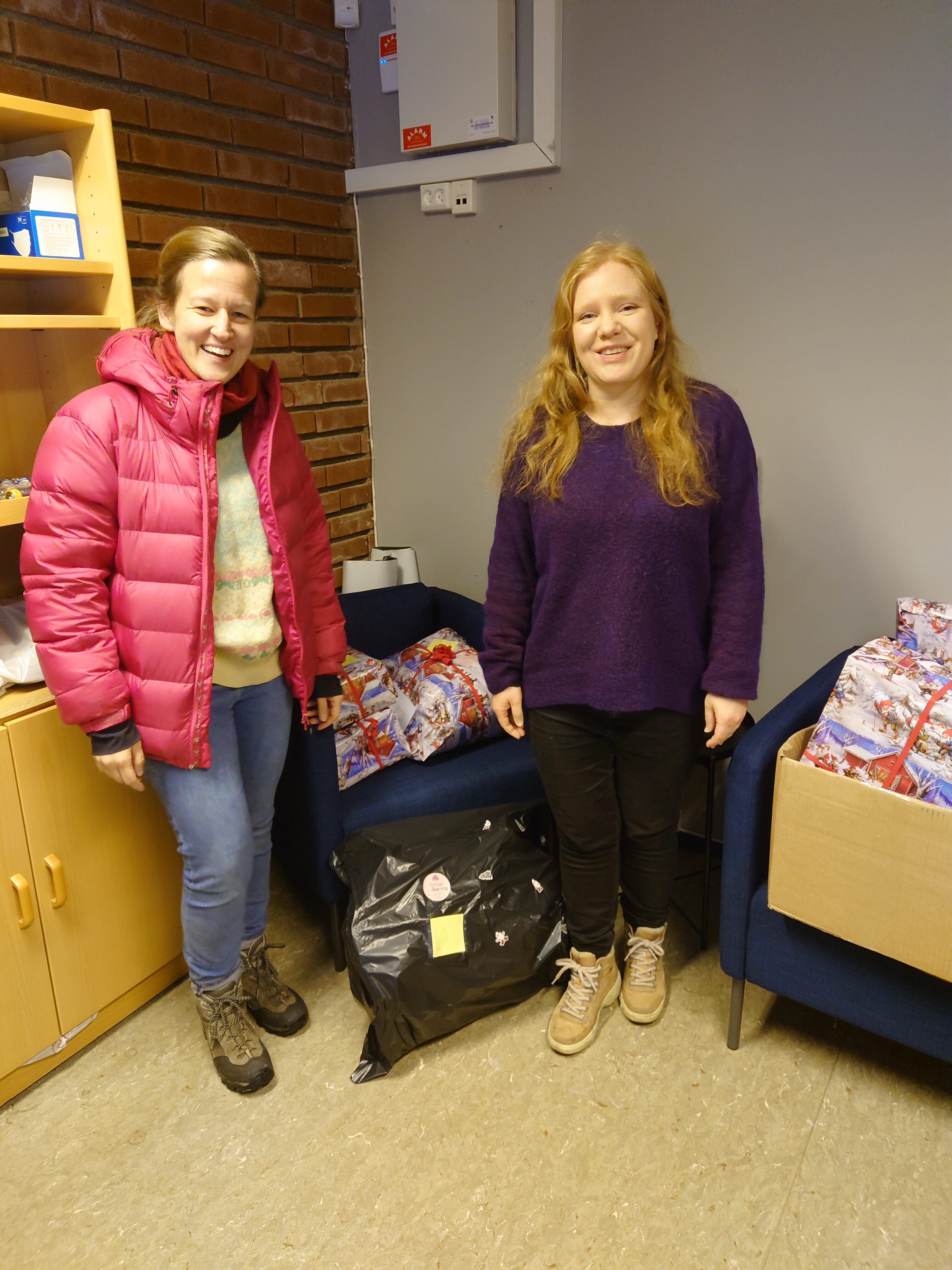 GOD HJELP: Diakonene i Høybråten, Fossum og Stovner menighet, Signe-Lisa Fevang (t.v.) og Ingvild H. Sandnes, har oversikt over dem som trenger gavehjelp til jul, og sørger for at de små skal få akkurat det de ønsker seg.