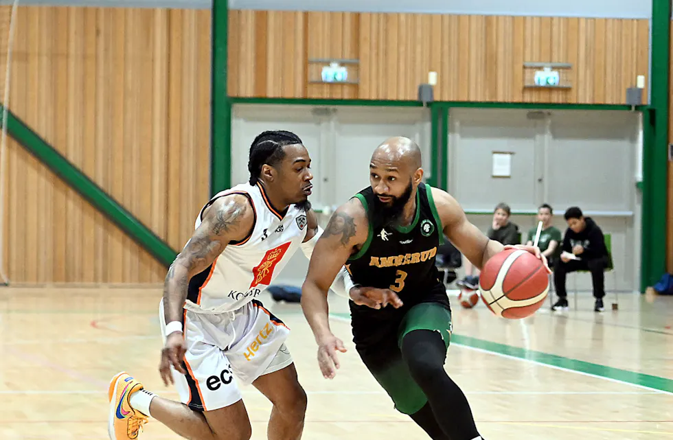 KRIGE-SEIER: Kaptein Eric Lamont Gilchrese og Ammerud gjorde det vanskelig for seg selv og skapte unødvendig dramatikk, men grønntrøyene seiret til slutt (Foto: Bjørn Moe).