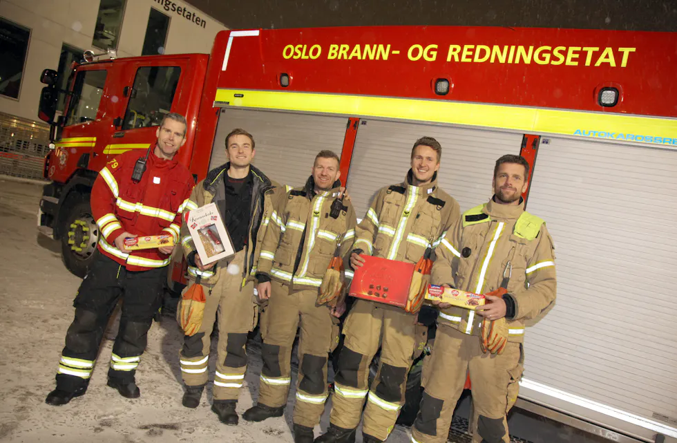 SJOKOLADEGLADE BRANNMENN: Brannmester Trond Langøy (f v) og brannkonstablene Sondre Dalberg, Vebjørn Lie, Andreas Sjølie og Johan Lind ved Grorud Brannstasjon på Rommen er på vakt nyttårsaften og klar til innsats hvis det - forhåpentligvis ikke - kommer til å skje noe alvorlig.