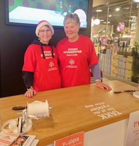 PAKKEKLARE: Helene Ottersen (t.v.) og Eli S. Lyberg er klare for å hjelpe små-stressa julekunder med pakkejobben.