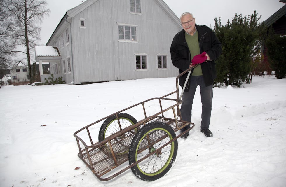 NOSTALGISK TRALLE: I Myhregården, hvor Bjarne Myhre i dette huset startet opp Høibraatens Landhandleri, fant Rolf E. Torbo den gamle tralla han fraktet melk i som hjelpegutt hos Sivert Sletbak, som etter å ha overtatt den gamle butikken i Myhregården startet egen forretningsvirksomhet i Nybyggerveien like ved.