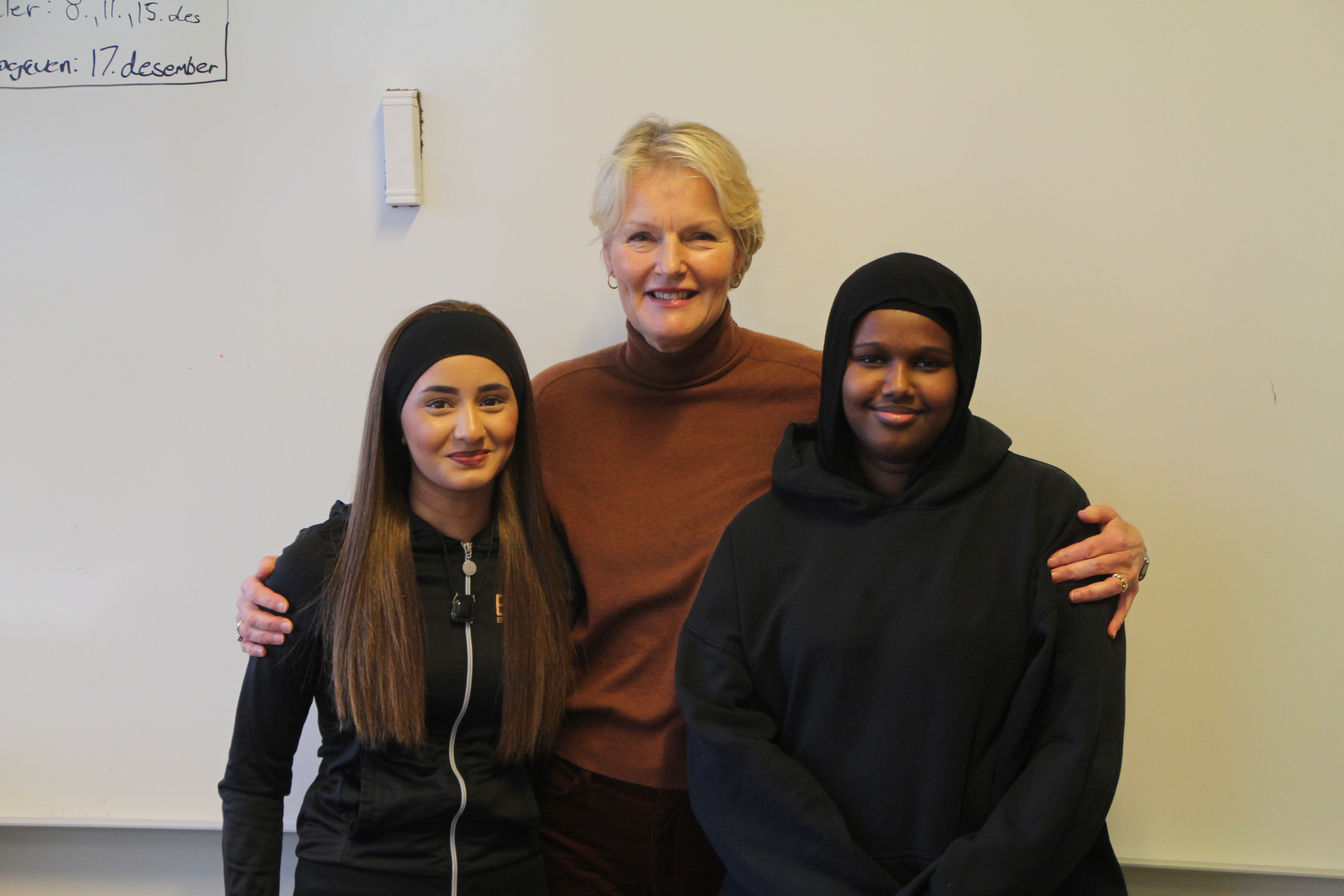 GJORT STAS PÅ: Direktør på Nobels Fredssenter, Kjersti Fløgstad, overrasket jentene med vinnerbudskapet torsdag. 