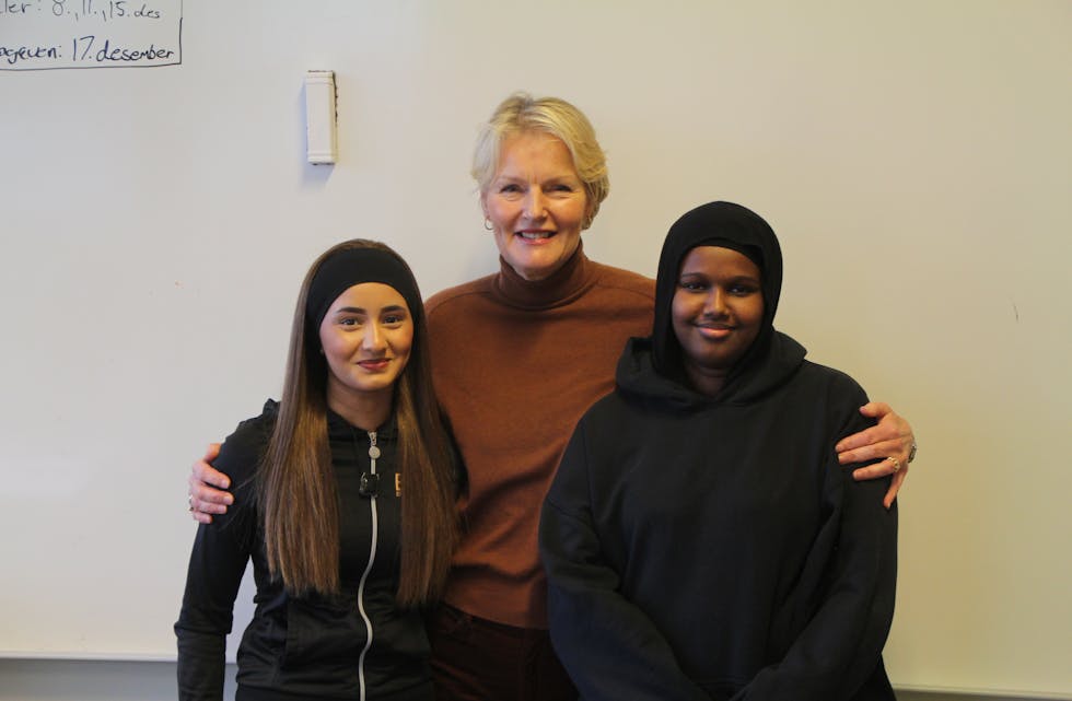GJORT STAS PÅ: Direktør på Nobels Fredssenter, Kjersti Fløgstad, overrasket jentene med vinnerbudskapet torsdag. 