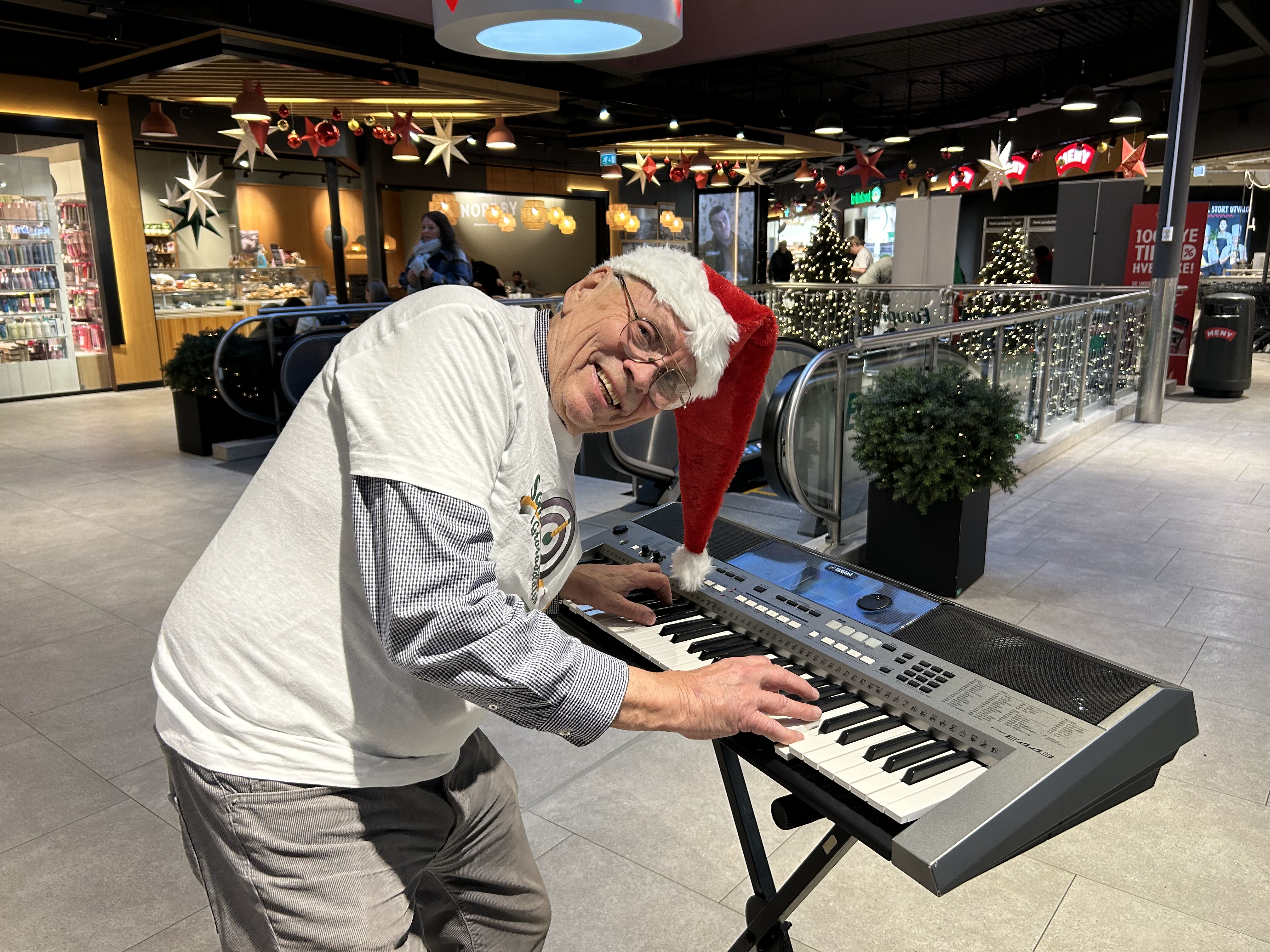 AVISAS MANN: Roger'n på keyboard byr alltid på flott musikk og skaper munter stemning. 