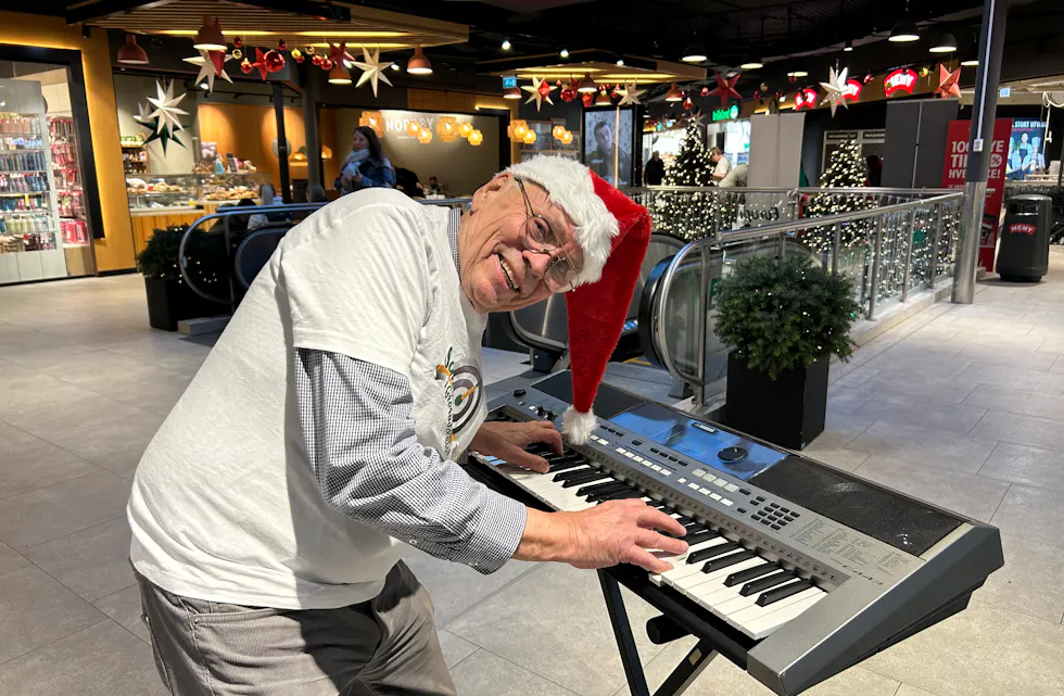 AVISAS MANN: Roger'n på keyboard byr alltid på flott musikk og skaper munter stemning.