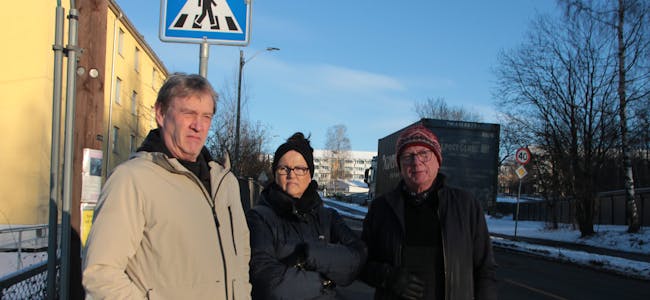 FØLER SEG SVIKTET: Naboene til Nedre Kalbakkvei Pål Nordheim, Liza Kjølberg og Ole Jonny Sivertsen føler seg sviktet av kommunen da trafikkproblemer i nabolaget forverrer seg. 