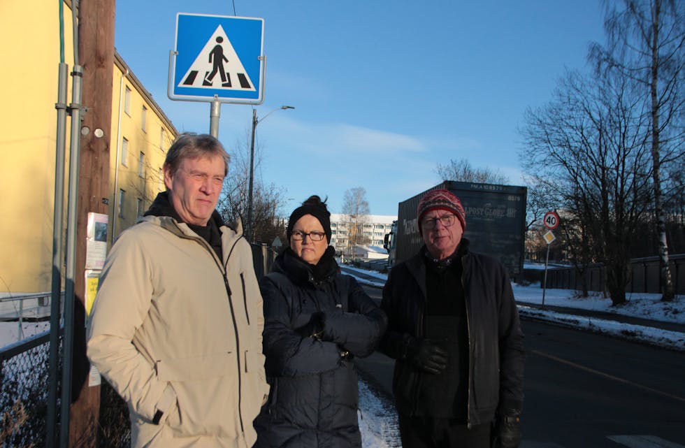 FØLER SEG SVIKTET: Naboene til Nedre Kalbakkvei Pål Nordheim, Liza Kjølberg og Ole Jonny Sivertsen føler seg sviktet av kommunen da trafikkproblemer i nabolaget forverrer seg. 