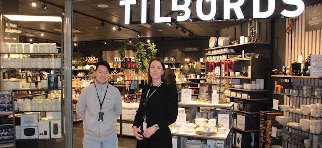 TILBORDS PÅ LINDERUD: Sentersjef Marianne Thoresen-Larsen (t.h) ønsker butikksjef Camilla Elden og Tilbords velkommen til Linderud senter. Senterledelsen mener butikken er et godt tilskudd til senteret. 