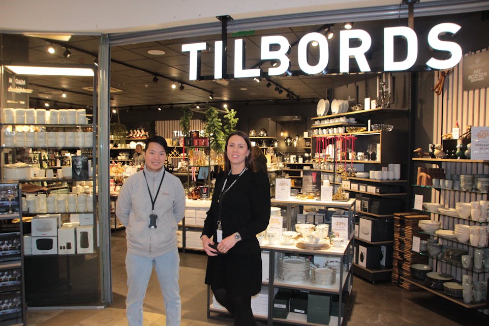 TILBORDS PÅ LINDERUD: Sentersjef Marianne Thoresen-Larsen (t.h) ønsker butikksjef Camilla Elden og Tilbords velkommen til Linderud senter. Senterledelsen mener butikken er et godt tilskudd til senteret. 