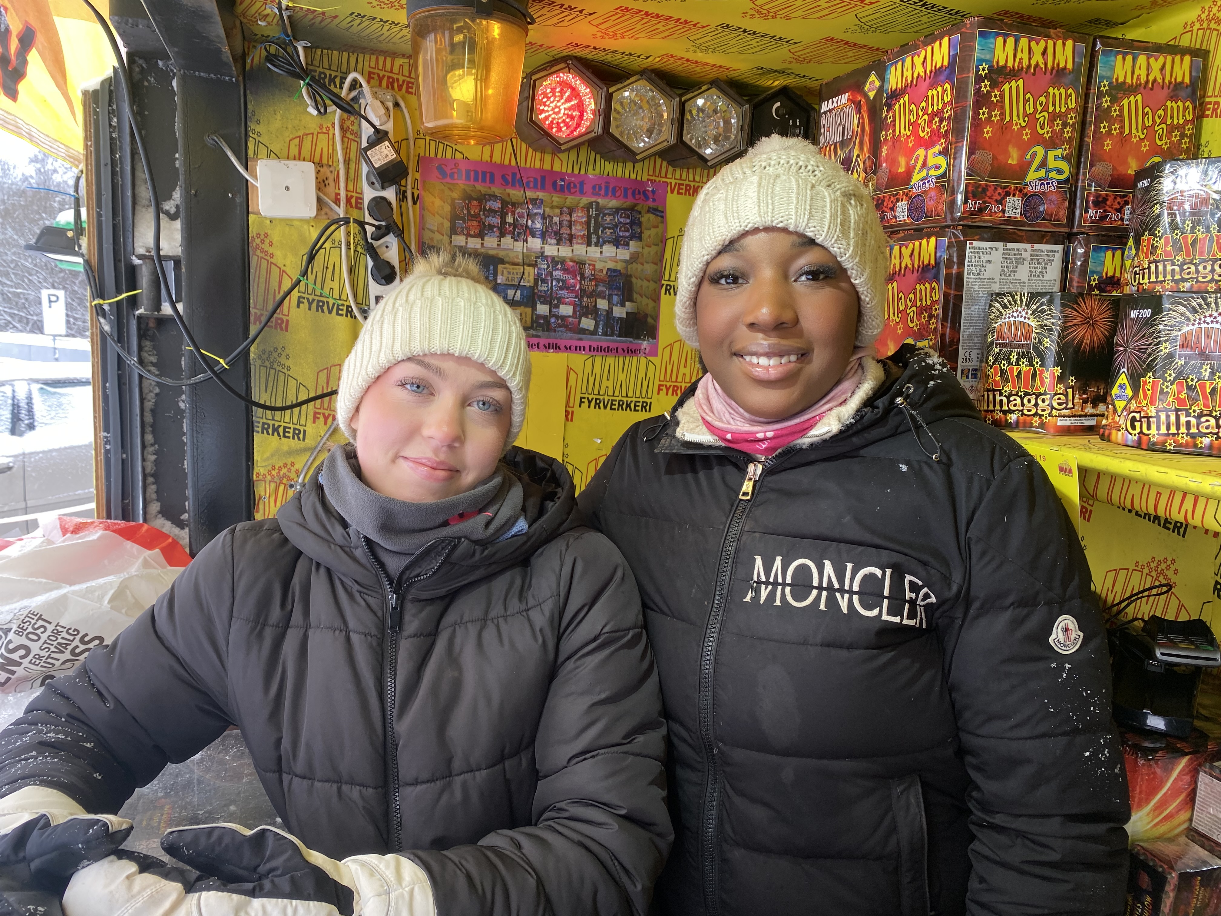 GRORUD: Adele Alviniussen Lilleaas (t.v) og Benisse Madika selger fyrverkeri på Grorud. Pris og sikkerhet er to momenter når folk handler fyrverkeri, sier de to.