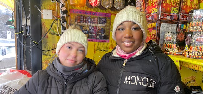 GRORUD: Adele Alviniussen Lilleaas (t.v) og Benisse Madika selger fyrverkeri på Grorud. Pris og sikkerhet er to momenter når folk handler fyrverkeri, sier de to.