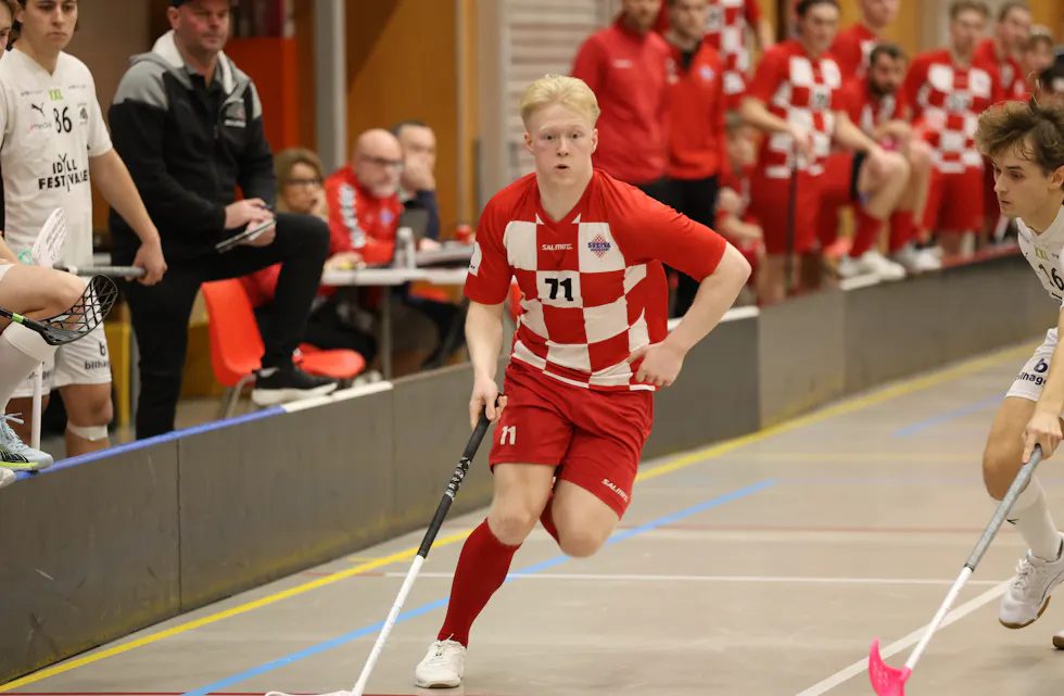 HOLDT IKKE: Casper Femtegjeld Sletten nettet fire av Sveivas seks mål og leverte en god kamp, men det var til slutt Harstad som vant (Foto: Tom Evensen).