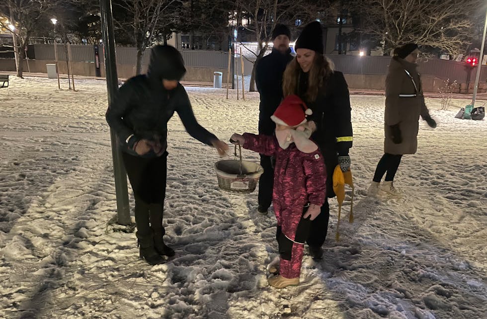 JULENISSENS SMÅ HJELPERE: Lokale barn hjalp til med å lokke fram julestemningen med gratis pepperkaker.