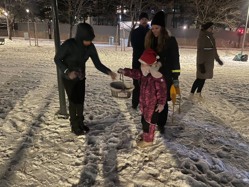JULENISSENS SMÅ HJELPERE: Lokale barn hjalp til med å lokke fram julestemningen med gratis pepperkaker.