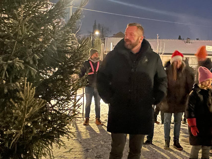 NY TRADISJON: Anders Røberg-Larsen (Ap) på plass for å tenne den nye julegrana utenfor Grorud flerbrukshall.