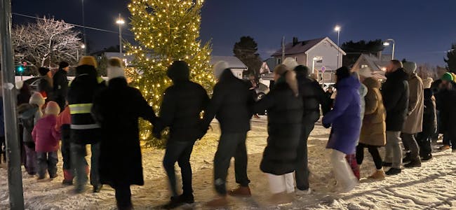 DU GRØNNE, GLITRENDE: Et feststemt publikum tok en runde rundt treet i vinterkulda.