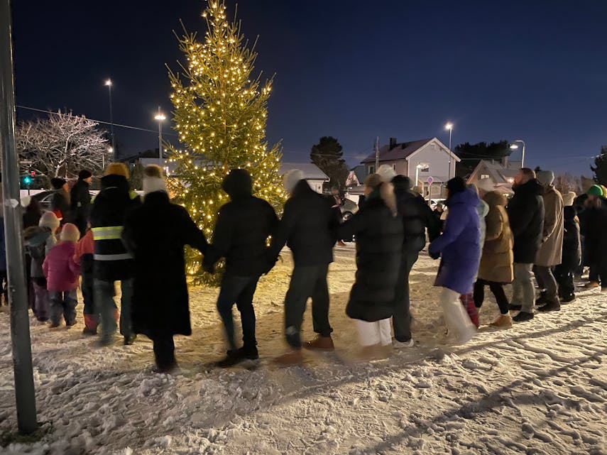DU GRØNNE, GLITRENDE: Et feststemt publikum tok en runde rundt treet i vinterkulda.