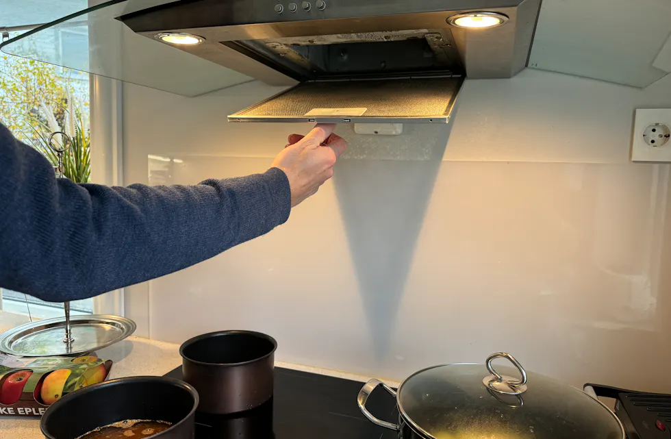 HUSK Å TA DENNE: Det er lett å glemme at også kjøkkenvifta blir møkkete. Det kan få store konsekvenser om du slurver med vasken av filteret.