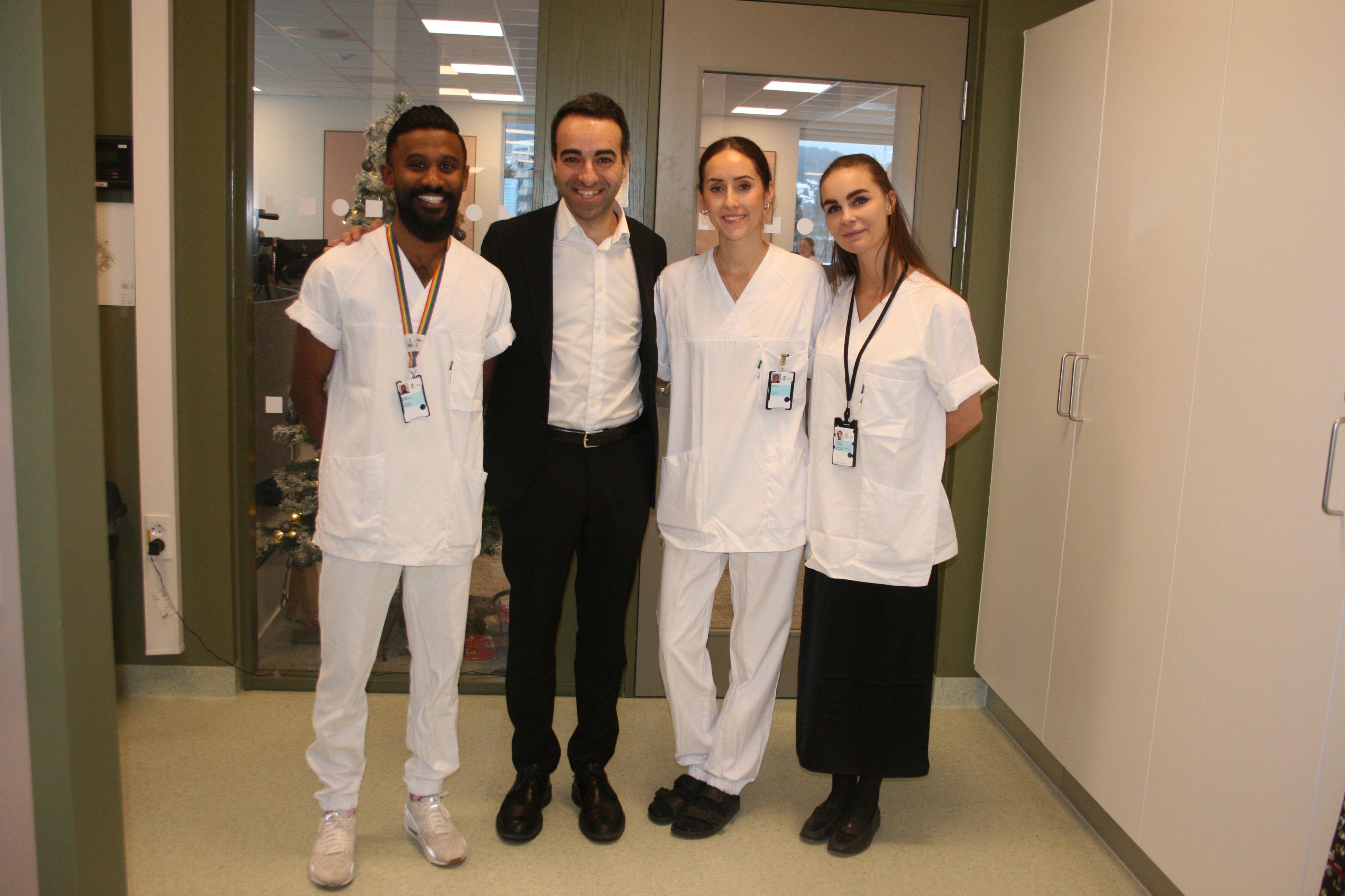 KLAR FOR JULERUSH: På Oslo storbylegevakt på Aker forbereder de seg på at det kan bli en travel romjul. Her møter noen av de ansatte helsebyråd Saliba Andreas Korkunc (H).