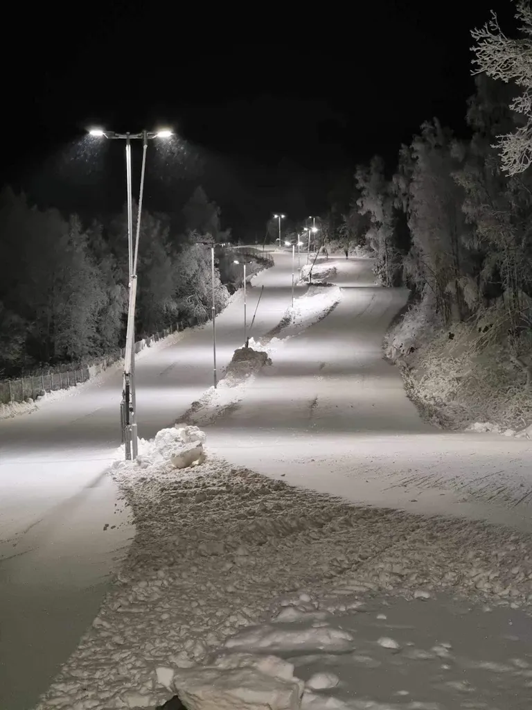Snøkanonene i Lillomarka Arena har jobbet en stund, og nå i begynnelsen av desember er alt klart for skiglade folk fra både nærmiljøet og byen for øvrig.