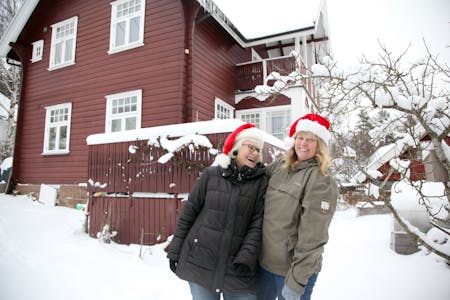 SPESIELL BETALING: Kari Bratlie Hatlen (t v) og Astrid Johansen foran huset som Astrids bestefar kjøpte for 5000 kroner i kjøttvarer.